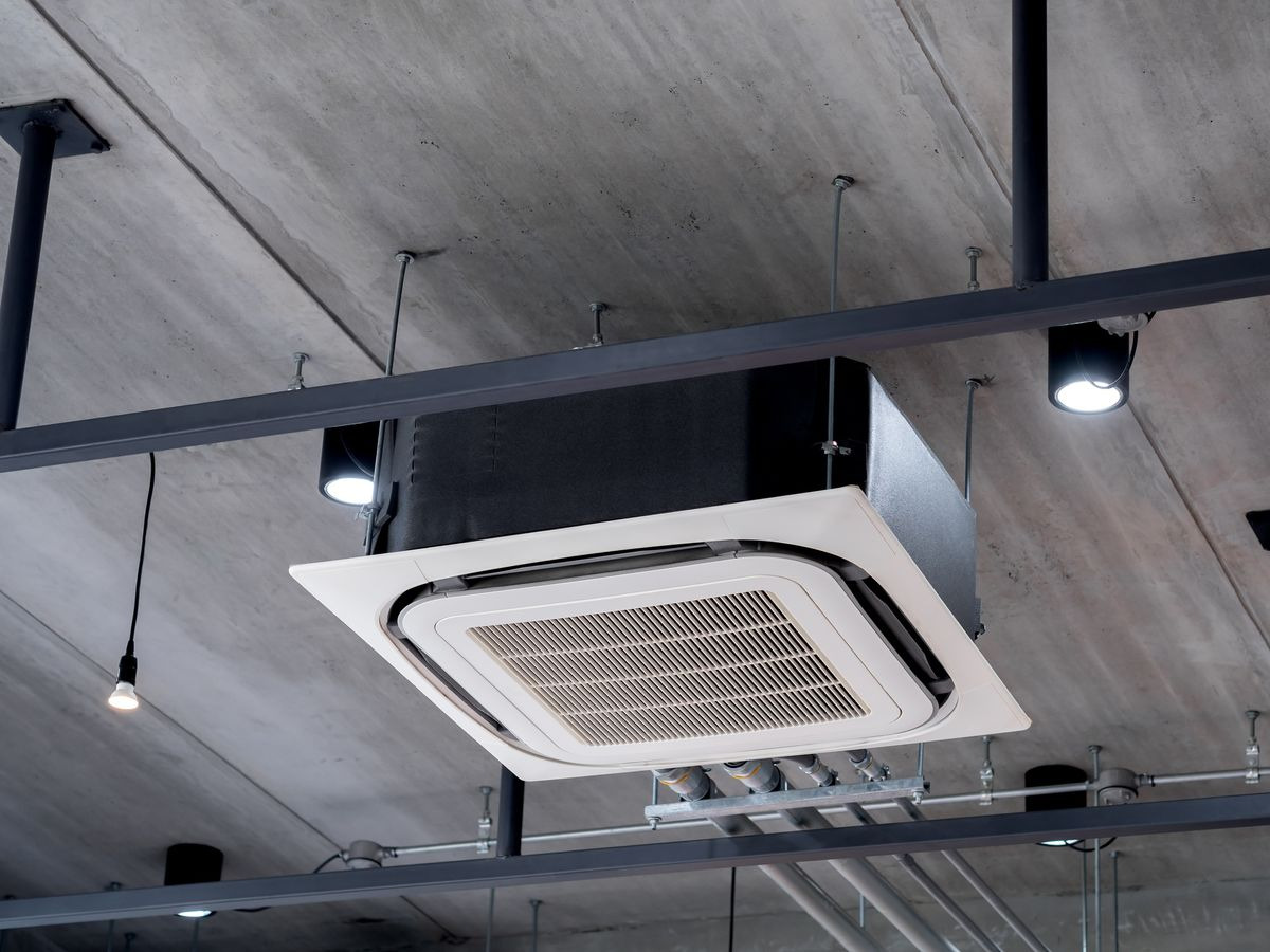 Unidade cassete instalada em forro técnico aparente.