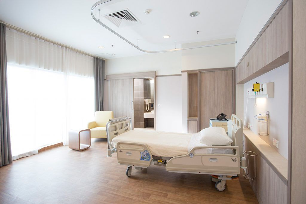 Quarto hospitalar climatizado, com difusor de ar no forro e acabamento integrado à arquitetura.